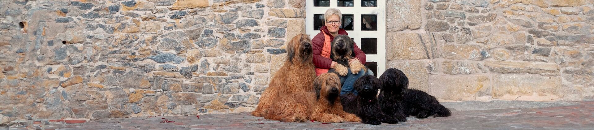 Das Team der Hundeschule Freche Hummel mit ihren Briards